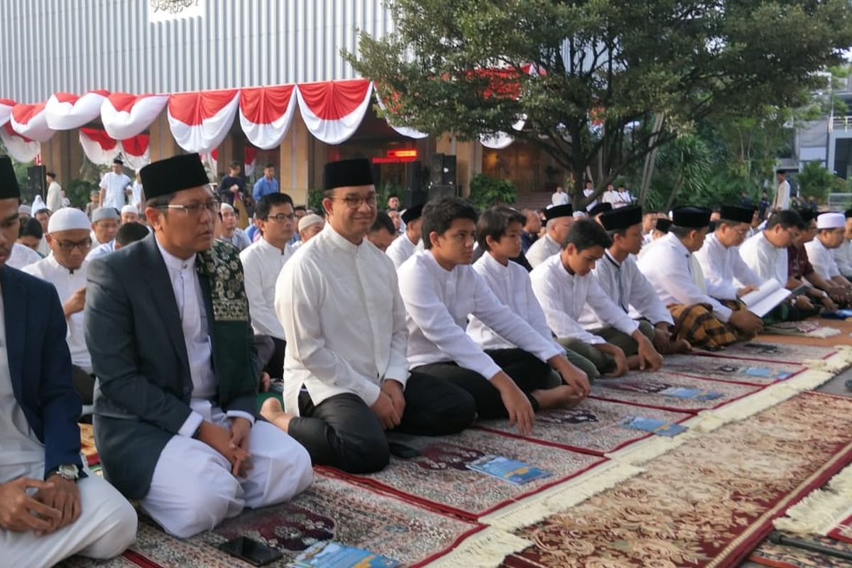 Gubernur DKI Jakarta Anies Baswedan melaksanakan shalat Idul Adha di halaman Balai Kota DKI Jakarta, Jalan Medan Merdeka Selatan, Minggu (11/8/2019) pagi.