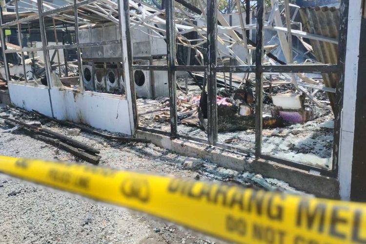 Kondisi salah satu lapak laundry yang hangus terbakar dan sudah pasangi police line di kawasan Jalan Faizal 14, Kecamatan Rappocini, Kota Makassar, Sulawesi Selatan (Sulsel), pada Senin (11/9/2023) dini hari.