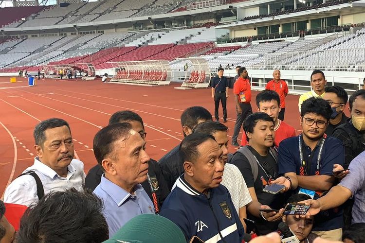 Ketua Umum PSSI, Mochamad Iriawan, dan Menpora, Zainudin Amali, tengah melayani pertanyaan awak media di Stadion Utama Gelora Bung Karno (SUGBK) pada Kamis (5/1/2023).