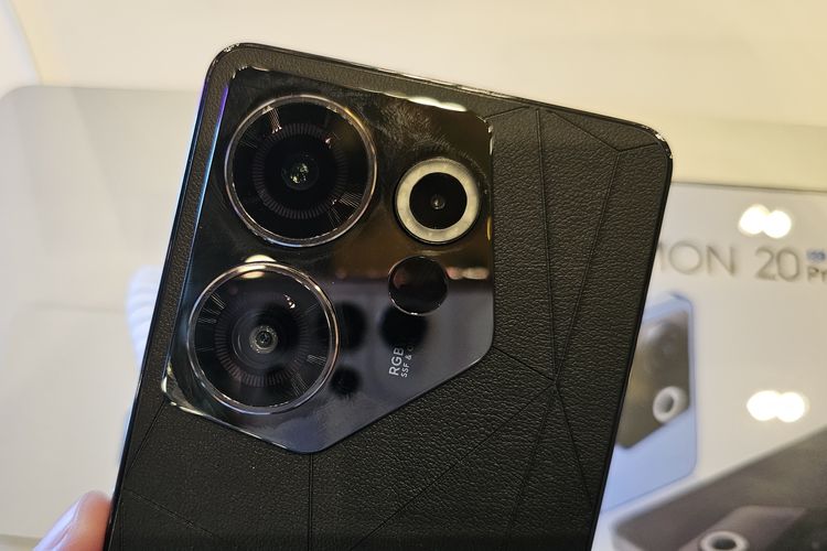 Modul asimetri Tecno Camon 20 Premier 5G yang menampung tiga kamera belakang.