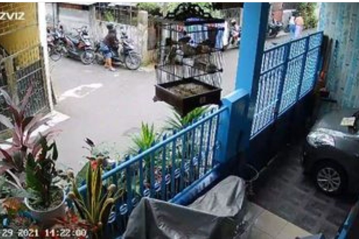 Tangkapan layar akun @jakarta.terkini aksi pencurian motor yang terekam CCTV di Jalan Indraloka 1, Gang 2, RT08/10, Wijaya Kususma, Grogol Petamburan, Jakarta Barat pada Sabtu (29/5/2021).