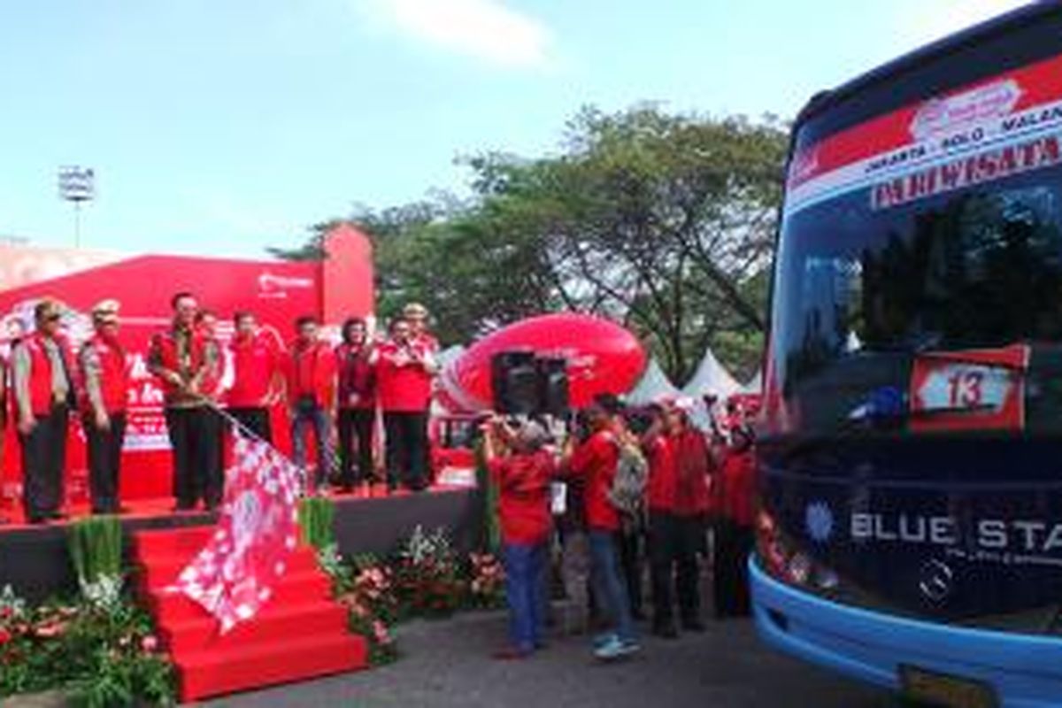 Gubernur DKI Jakarta Basuki Tjahaja Purnama melepas rombongan mudik bersama PT Telkomsel Indonesia, di Parkir Timur Senayan, Jakarta, Selasa (14/7/2015). 