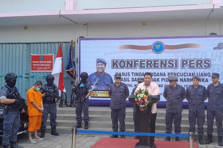 Kepala BNN Komjen Petrus Reinhard Golose, saat memimpin rilis pengungkapan kasus bisni pencuian uang yang dilakukan oleh mantan Narapidana Narkotika berinisial MW (36), yang digelar di halaman parkir bangunan Ruko tiga lantai di kawasan Glogor Carik No. 108 Desa Pemogan, Kota Denpasar, Bali, milik tersangka pada Jumat (5/5/2023). Kompas.com/ Yohanes Valdi Seriang Ginta