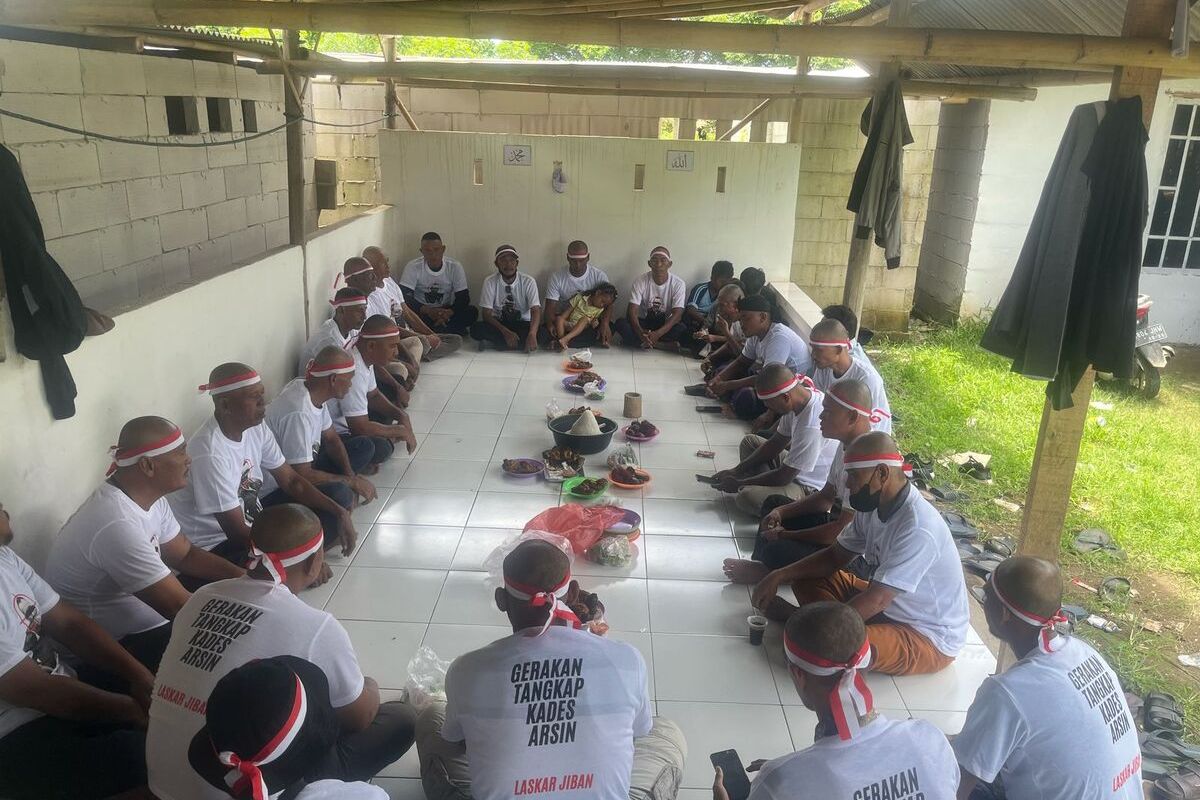 Puluhan warga Desa Kohod, Kecamatan Pakuhaji, Kabupaten Tangerang, Banten melakukan aksi gundul rambut dan syukuran setelah Kades Kohod Arsin bin Asip ditahan Bareskrim Polri, Selasa (25/2/2025).