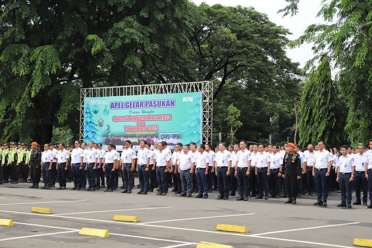 KAI menggelar Apel Gelar Pasukan Posko Angkutan Nataru di Halaman Parkir Stasiun Gambir, Jakarta, Senin (23/12/2024).