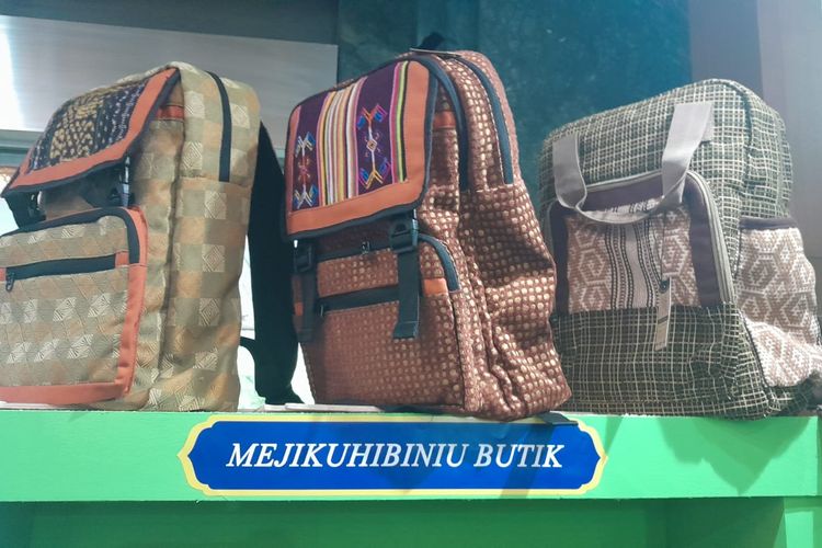 Produk Tas Mejikuhibiniu Butik Paduan dengan Kain Tradisional Indonesia
