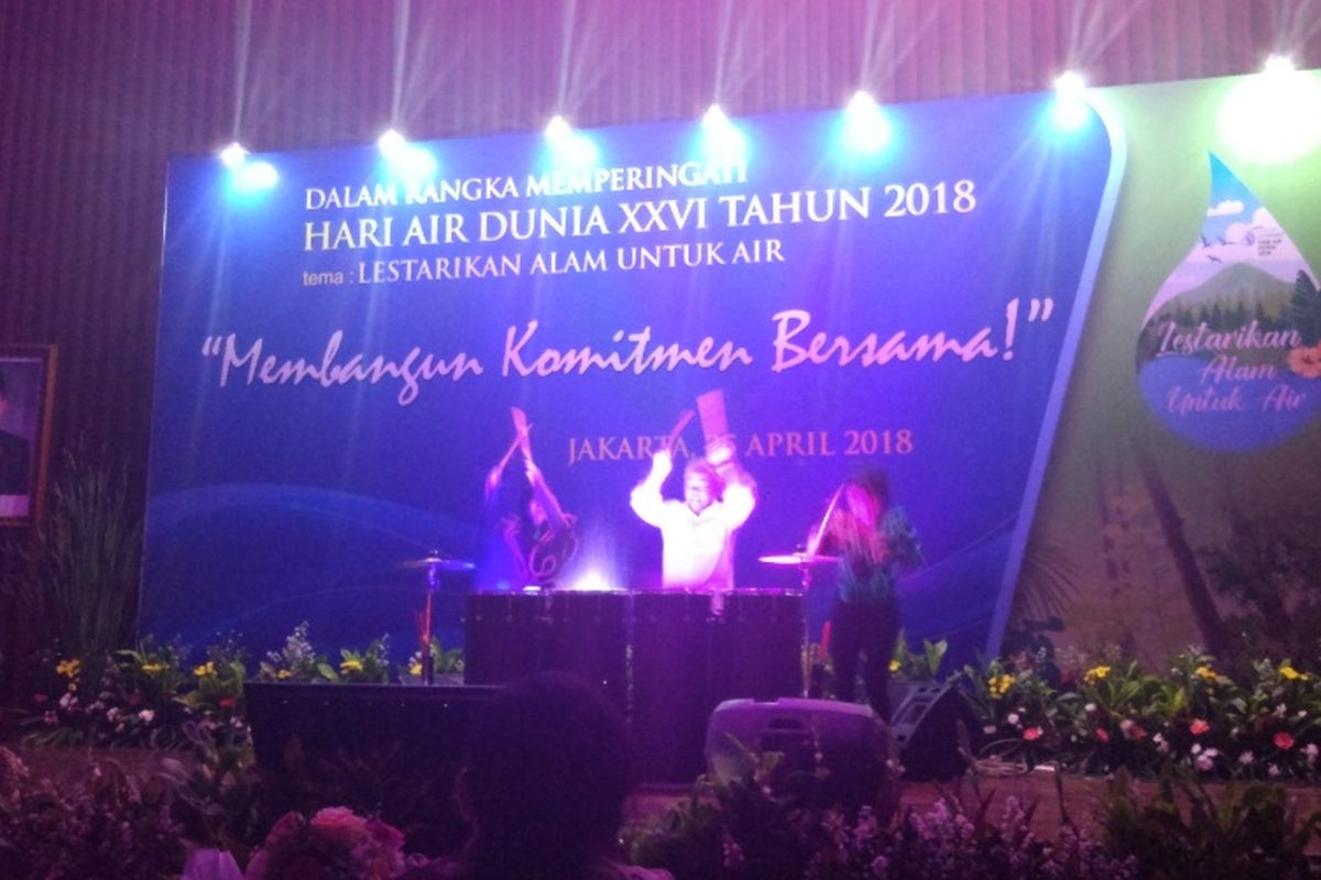 Menteri Pekerjaan Umum dan Perumahan Rakyat Basuki Hadimuljono bermain perkusi dengan Angels Percussion 