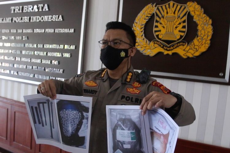 Kombes Pol Winardy, Kabid Humas Polda Aceh memperlihatkan foto barang bukti bahan peldedan dan dokumen yang diamankan dari lima terduga teroris yang ditangkap Densus 88 di Aceh, Sabtu 923/01/2021).