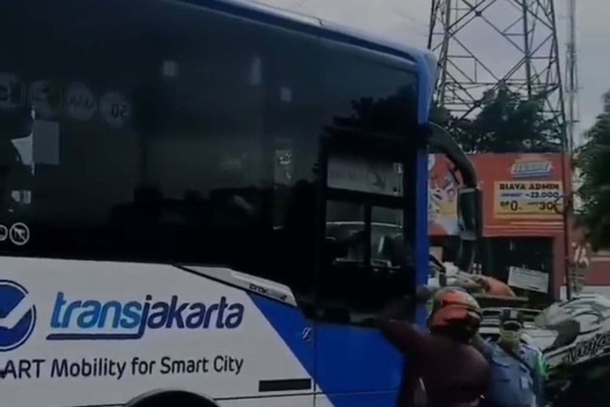 Sebuah video beredar di media sosial memperlihatkan perusakan kaca bus Transjakarta oleh beberapa orang di kawasan Pusat Grosir Cililitan (PGC), Jakarta Timur.