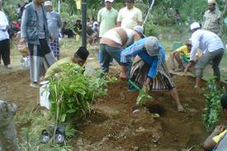 Korban kerusuhan Desa Puger Kulon Kecamatan Puger, Jember Jawa Timur, Eko Mardi Santoso (45), Dimakamkan di TPU desa setempat, Kamis (12/9/13)