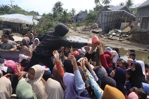 'Tak Ada Lagi Baju Sekolah, Semua Habis Disapu Banjir'