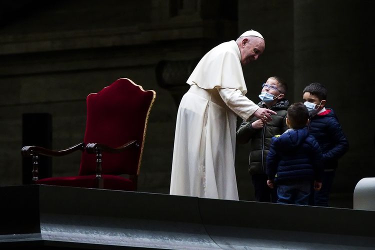 Paus Fransiskus memberikan salam kepada anak-anak kecil seusai memimpin prosesi Jalan Salib dalam misa Jumat Agung di Vatikan, pada 2 April 2021.