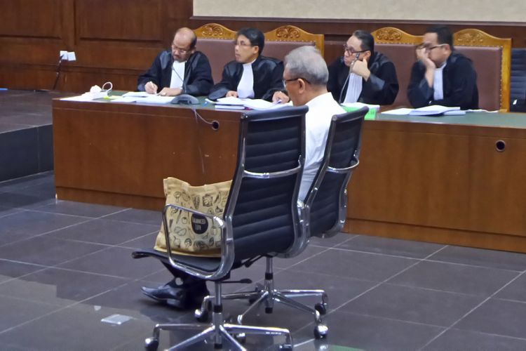 Mantan Direktur Utama PT Duta Graha Indah, Dudung Purwadi menjalani sidang putusan di Pengadilan Tipikor Jakarta, Senin (27/11/2017).