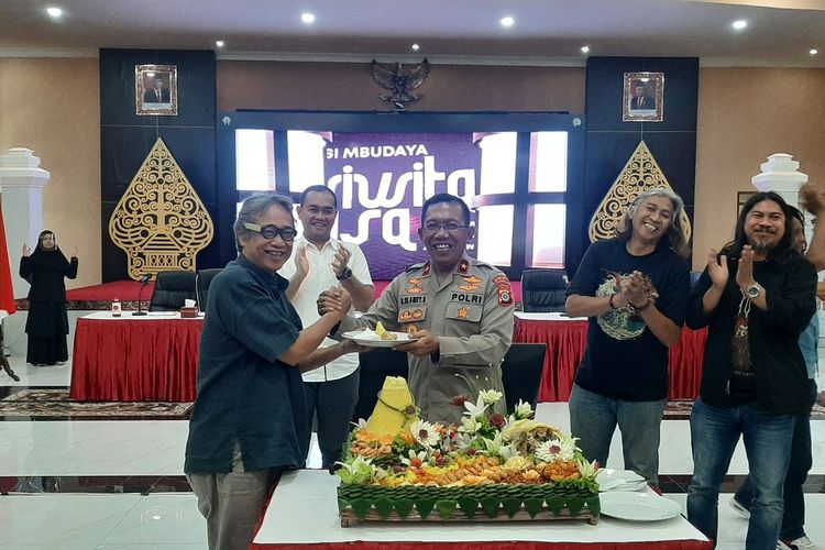 Wakapolda DIY Brigjen Pol Raden Slamet Santoso saat memotong tumpeng dan memberikan kepada seniman Butet Kartaredjasa dalam jumpa pers Pasar Kangen Wiwitan Pasa 2023 di Mapolda DIY.