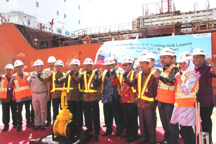 Direktur Utama PT Pertamina Lubricants Afandi didampingi para tamu undangan membuka kran secara simbolis dimulainya ekspor pertama Base Oil dari Port Kabil Batam. Kedepan Port Kabil dijadikan sebagai pusat eksport Base Oil terbesar di Indonesia bahkan Dunia oleh pertamina.