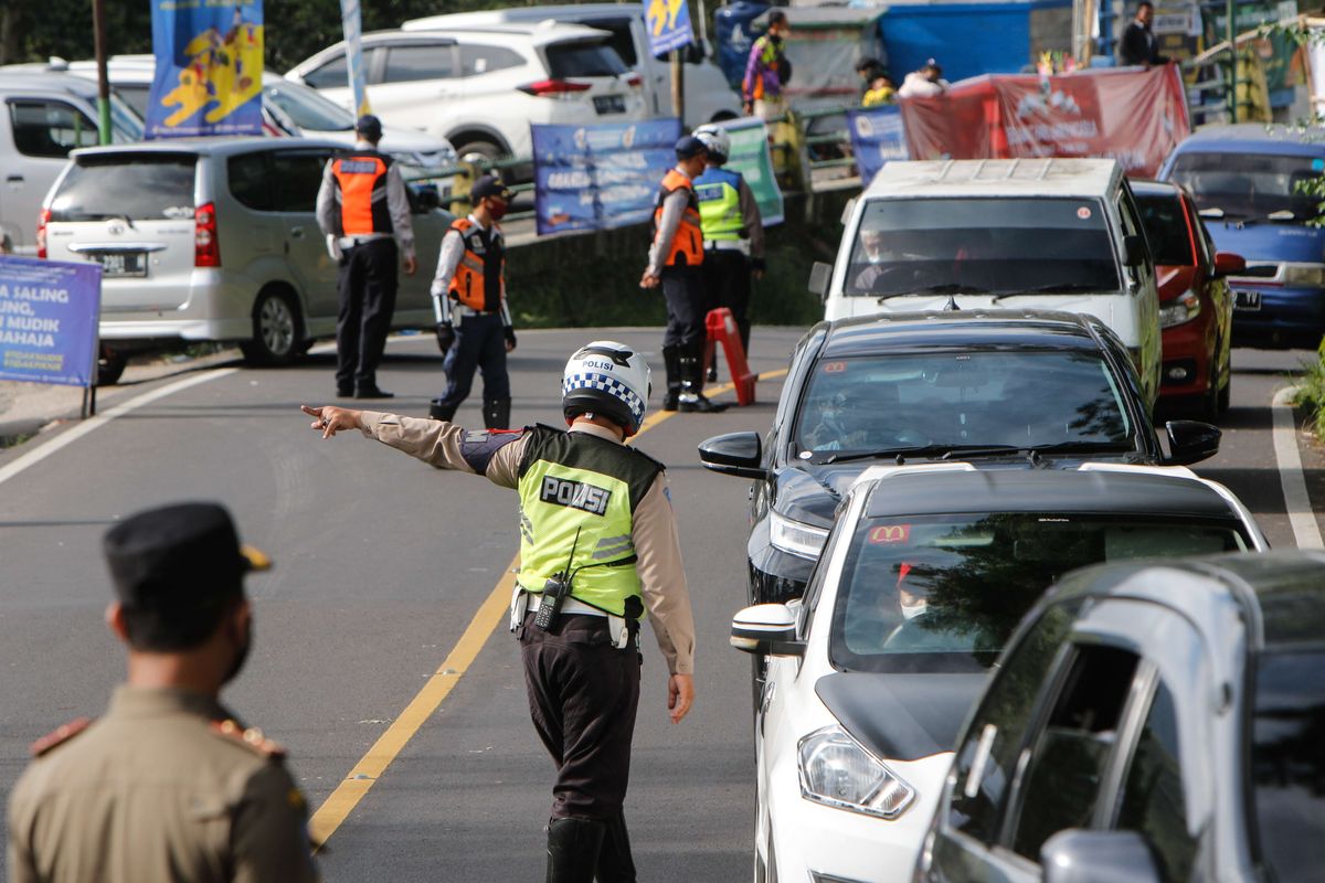 Petugas melakukan penyekatan di pos Rindu Alam, Kabupaten Bogor, Senin (1/6/2020). Penyekatan di lokasi yang berbatasan dengan wilayah Cianjur ini untuk mencegah penyebaran virus Covid-19 melalui aktivitas mudik masyarakat.