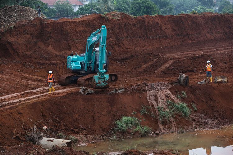 Pembangunan jalan tol Cinere - Jagorawi (Cijago) seksi 3 Kukusan - Cinere, Jumat (11/6/2021). Pembangunan jalan tol  sepanjang 5,4 Kilometer ini sempat terlambat selama 10 tahun karena pembebasan lahan.