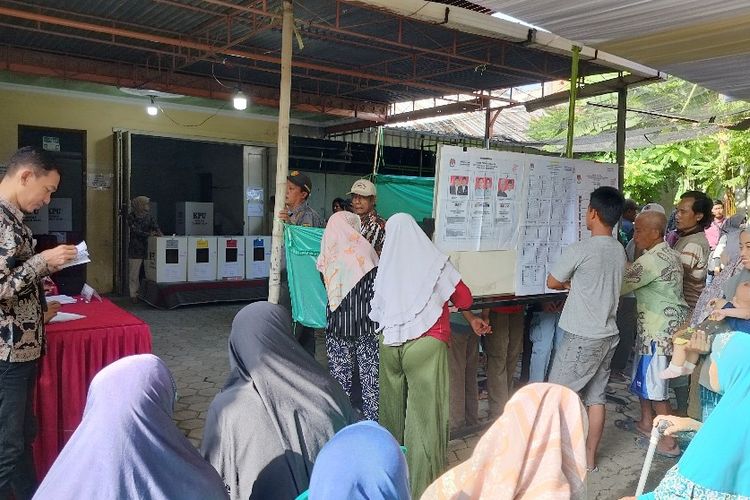 KPU menggelar pemungutan suara ulang (PSU) di TPS 28, Kelurahan Debong Tengah, Kecamatan Tegal Selatan, Kota Tegal, Jawa Tengah, Minggu (18/2/2024).