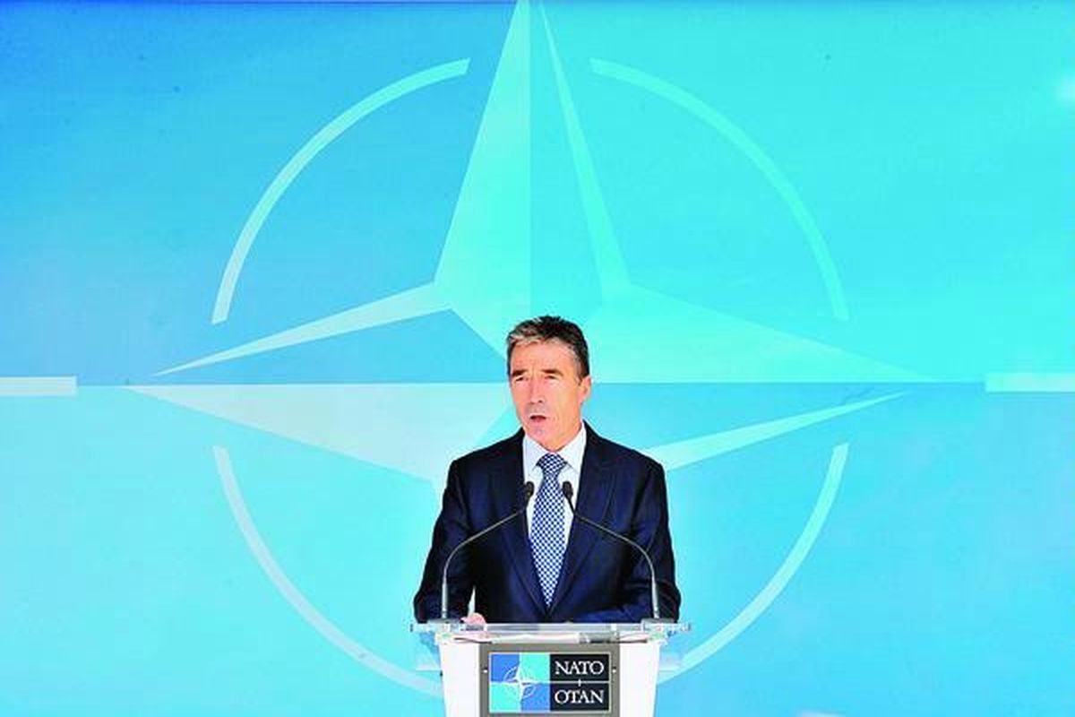 Sekretaris Jenderal NATO Anders Fogh Rasmussen menjawab pertanyaan wartawan di markas besar NATO di Brussels, Belgia, Selasa (26/6), setelah pertemuan konsultasi yang diminta Turki, menyusul penembakan pesawat tempur Phantom-4 milik Turki oleh Suriah, 22 Juni lalu.  NATO mengecam keras penembakan Suriah itu sebagai 