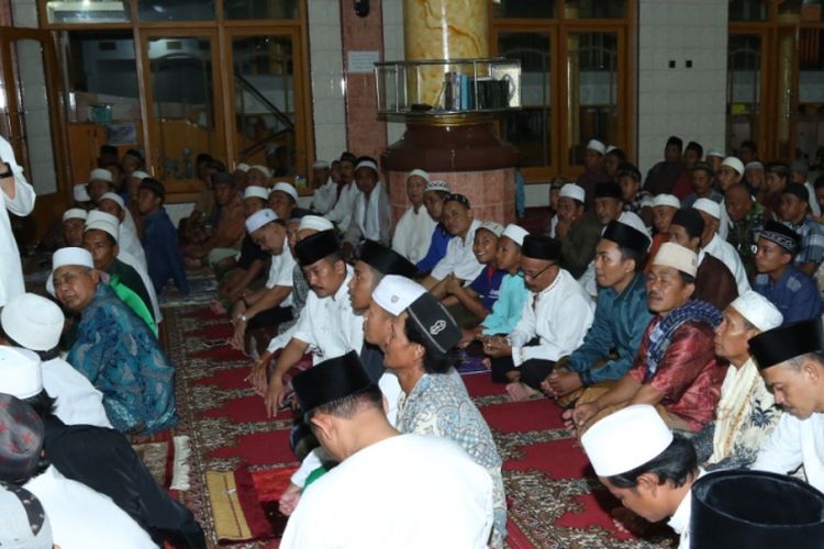 Bupati Banyuwangi Azwar Anas juga menyampaikan kepada warga, jika ada anak yang tidak sekolah agar melaporkan kepada kepala desa. Saat ini Pemkab Banyuwangi memiliki program Garda Ampuh, yakni program khusus untuk mengentaskan anak putus sekolah. 