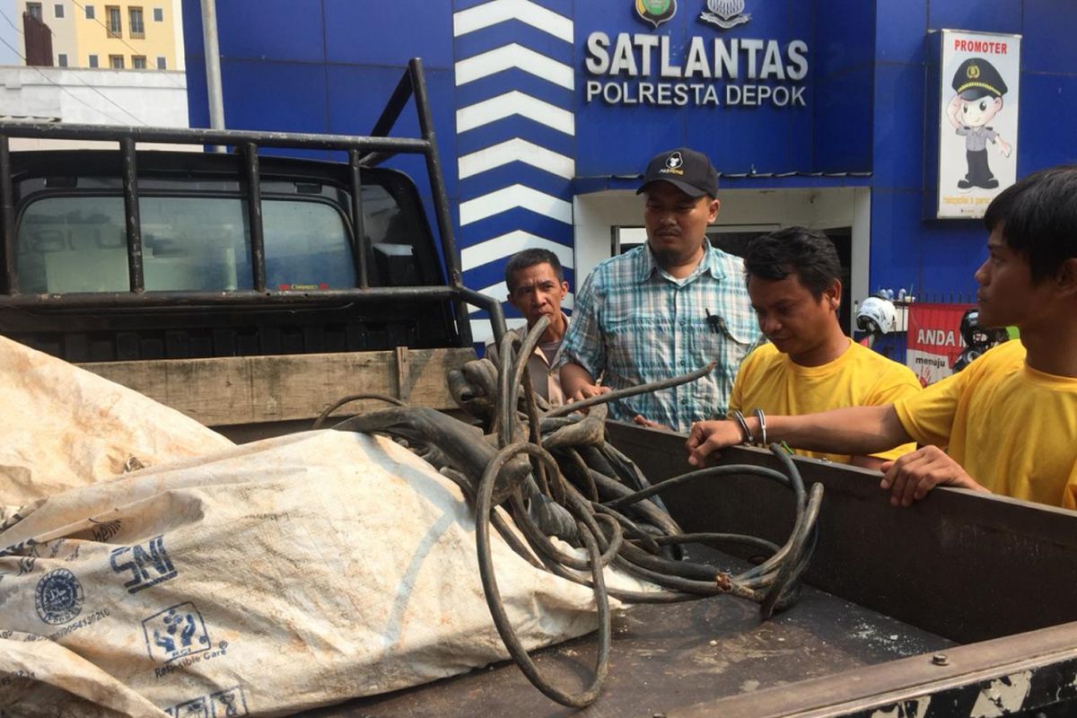 Dua orang tersangka pencuri kabel TC Rusun Pondok Cina yang berhasil ditangkap, yaitu Muhammad alias Kebo (32), Andri (27) di Polresta Depok, Jalan Margonda, Selasa (27/11/2018)