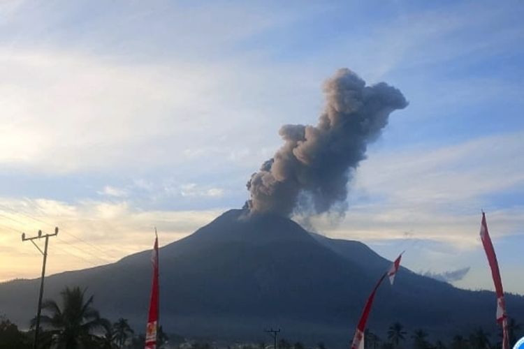 Gunung Lewotobi Laki-laki Erupsi 2 Kali, Kolom Abu Capai 1 Km