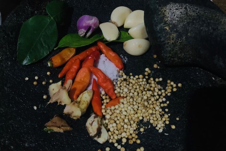 Kuliner khas Jawa Timur yang khas Malang Raya berbahan dasar tempe, Mendol. Setelah tempe dihancurkan kasar kemudian dicampur dengan bumbu halus seperti bawang putih, ketumbar, kencur, daun jeruk, dan cabai.

