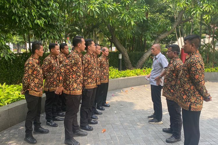Exco PSSI, Arya Sinulingga membenarkan pengetatan keamanan hotel demi kenyamanan pemain, pelatih, dan para staf timnas Indonesia.
