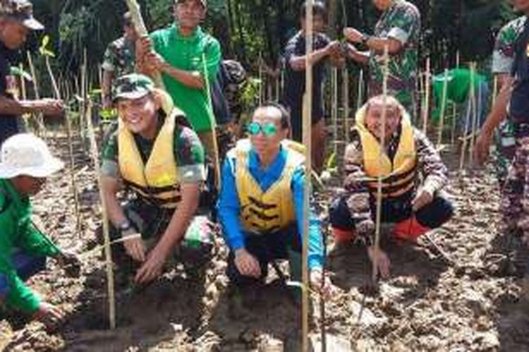 Dandim 0612 Letkol Inf Kurniawan bersama Ketua GM FKPPI Kabupaten Tasikmalaya Iwan Saputra, menanam pohon mangrove di Pesisir Pantai Cipatujah, Kamis (13/10/2016).