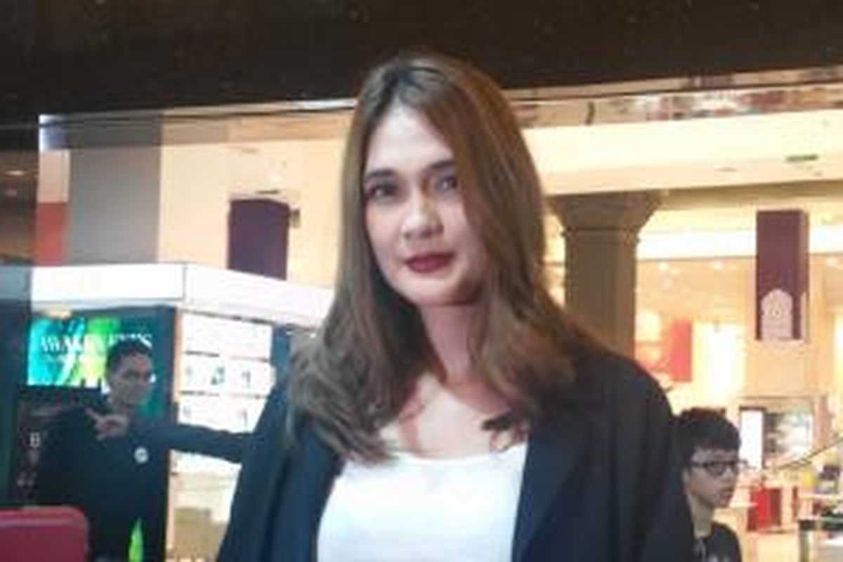 Luna Maya diabadikan usai menghadiri konferensi pers Rimowa Handmade di Pacific Place, SCBD, Jakarta Selatan, Rabu (1/7/2015) malam