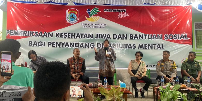 Menteri Sosial (Mensos) Tri Rismaharini memberikan sambutan dalam acara Pemeriksaan Kesehatan Jiwa dan Pemberitan Bantusan Sosial bagi orang dengan gangguan jiwa (ODGJ) dan penyandang disabilitas di Puskesmas Kanatang, Waingapu, Kabupaten Sumba Timur, Nusa Tenggara Timur (NTT), Kamis (2/5/2024).
