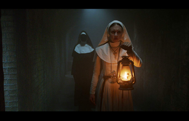 Bonnie Aarons dan Taissa Farmiga berakting dalam film The Nun (2018)