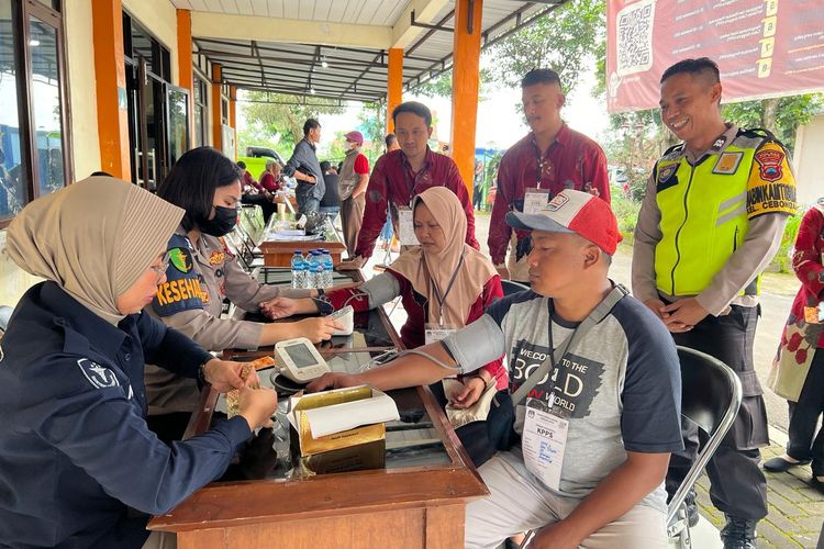 Tim Dokkes Polres Salatiga melakukan pemeriksaan kesehatan untuk petugas Pemilu 2024