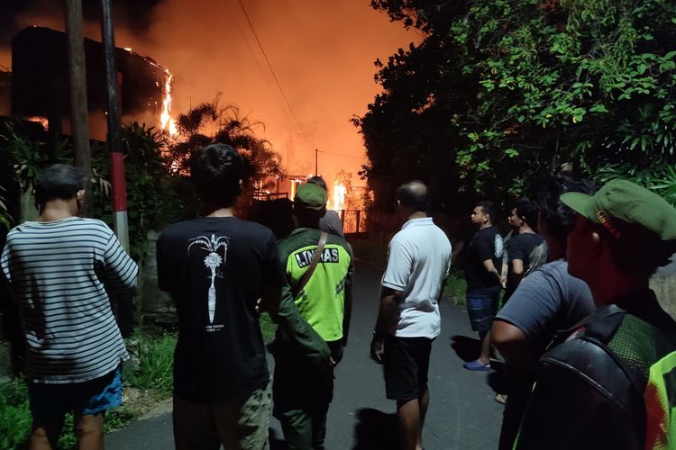 Sebuah vila yang dihuni turis asing di Jalan Padang Nengah, Banjar Mengening, Desa Cemagi, Kecamatan Mengwi, Kabupaten Badung, Bali, hangus terbakar pada Senin (19/2/2024).