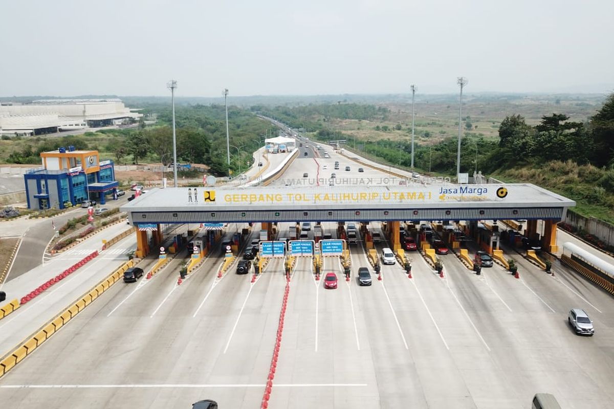 Kondisi salah satu gerbang tol di Jakarta, Senin (26/10/2020).