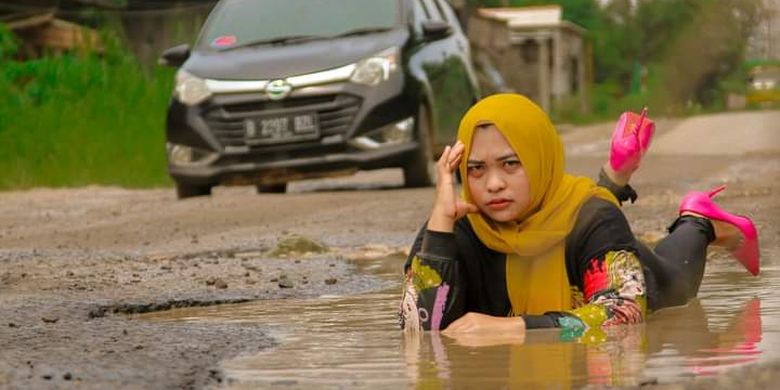 Foto aksi menyindir jalan rusak oleh warga Tanjung Bintang. 