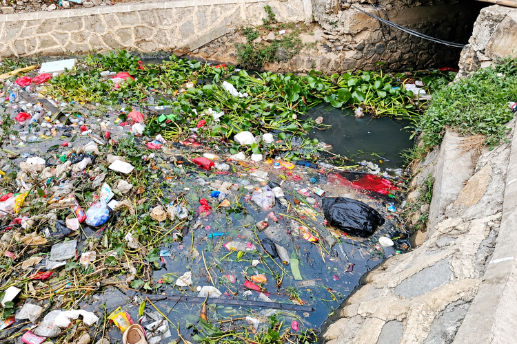 Sampah Kembali Menumpuk di Kali PJT Babelan, Warga Keluhkan Bau dan Lalat