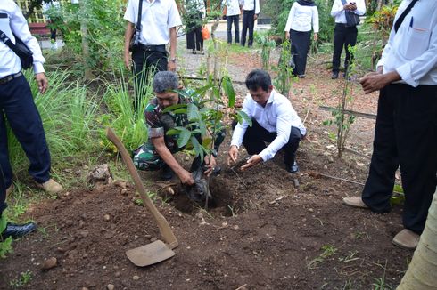 Dilantik, KPPS di Banyumas Tanam Ribuan Pohon sebagai Ganti Penggunaan Kertas dalam Pemilu