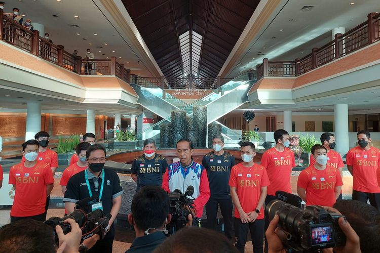 Kunjungan Presiden Joko Widodo ke tempat pertandingan BWF World Tour Finals 2021 tersebut adalah untuk menerima dan memberikan apresiasi kepada tim bulu tangkis Indonesia yang menjuarai Piala Thomas 2020. 