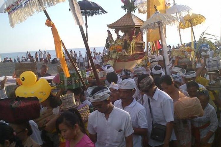 Ribuan Umat Hindu Lombok Tumpah Ruah Ikuti Upacara Melasti