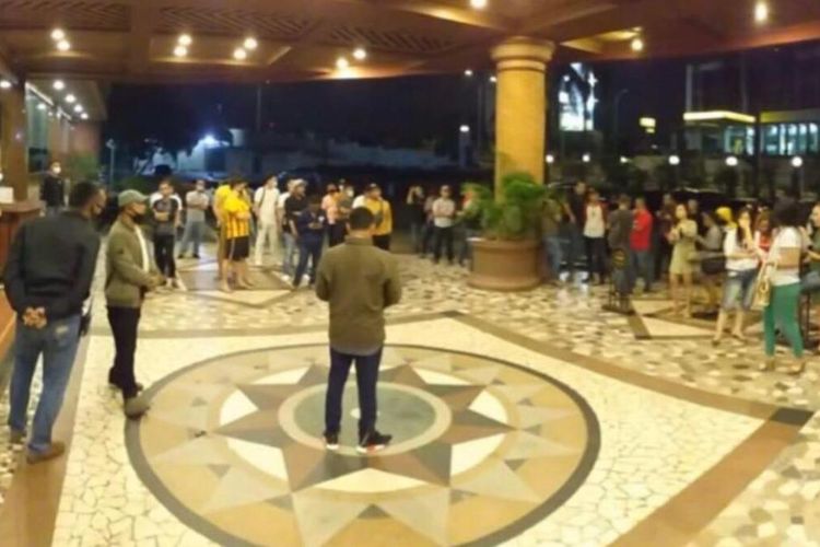 Kegiatan Penindakan Tim Respon Cepat yang dilakukan Direktorat Reserse Kriminal Khusus (Ditreskrimsus) dan Brimob Polda Kepri membuahkan hasil, Senin (6/4/2020) malam tadi. Razia yang dilakukan di karaoke Planet Hotel sekitar pukul 23.00 WIB berhasil mengamankan sedikitnya 71 orang pengunjung yang asik dugem di VIP Room karoke hotel tersebut.