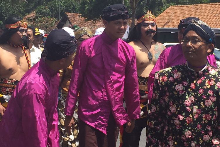 Gubernur Jawa Tengah Ganjar Pranowo menghadiri Festival Bogowonto di Kabupaten Purworejo, Minggu (1/10/2017)
