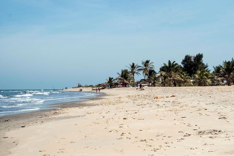 Foto yang diambil pada Januari 2017, menunjukkan pantai Palma di Banjul, Gambia.