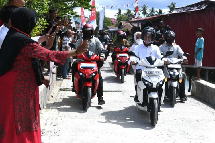 Presiden Joko Widodo dan Ibu Iriana Joko Widodo saat naik motor listrik di Kampung Mola, Kabupaten Wakatobi, Sulawesi Tenggara, Kamis (6/9/2022).