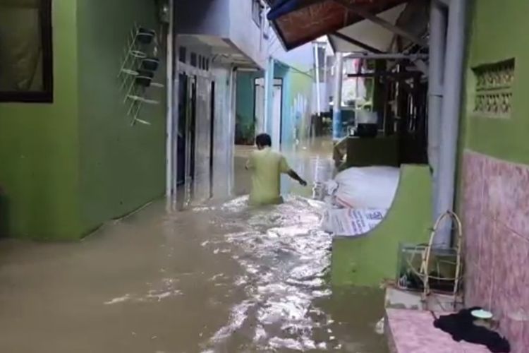 Permukiman warga Kebon Pala, RW 004 dan RW 005 Kampung Melayu, Jatinegara, Jakarta Timur, terendam banjir pada Kamis (17/2/2022) pagi.