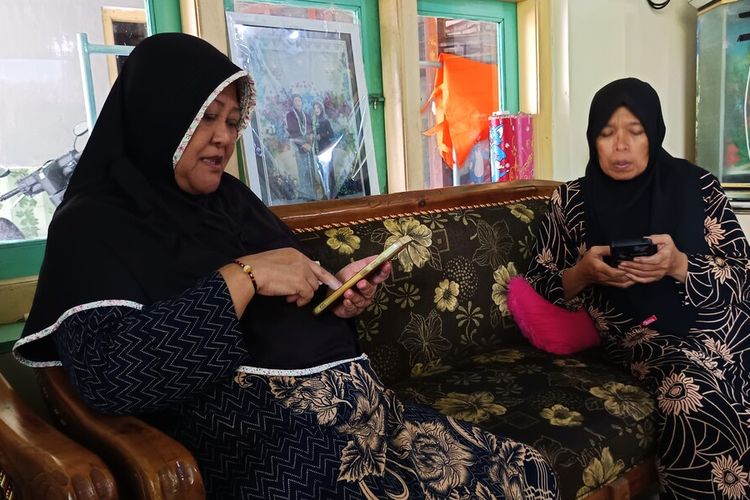 Lis Permana Wardani dan Titik Anggota Bank Sampah Rejoseri yang masih bertahan. Sempat memiliki tabungan emas Rp 1 Juta, namun pasca covid 19 program tabungan emas berhenti. Dia ingin program tabungan sampah jadi emas hidup kembali.