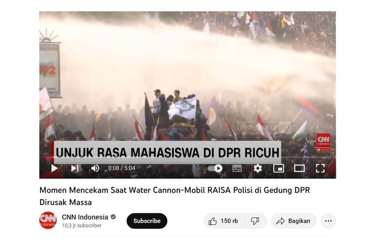 Tangkapan layar video CNN Indonesia yang memperlihatkan perusakan water cannon oleh demonstran di depan Gedung DPR RI pada September 2019.