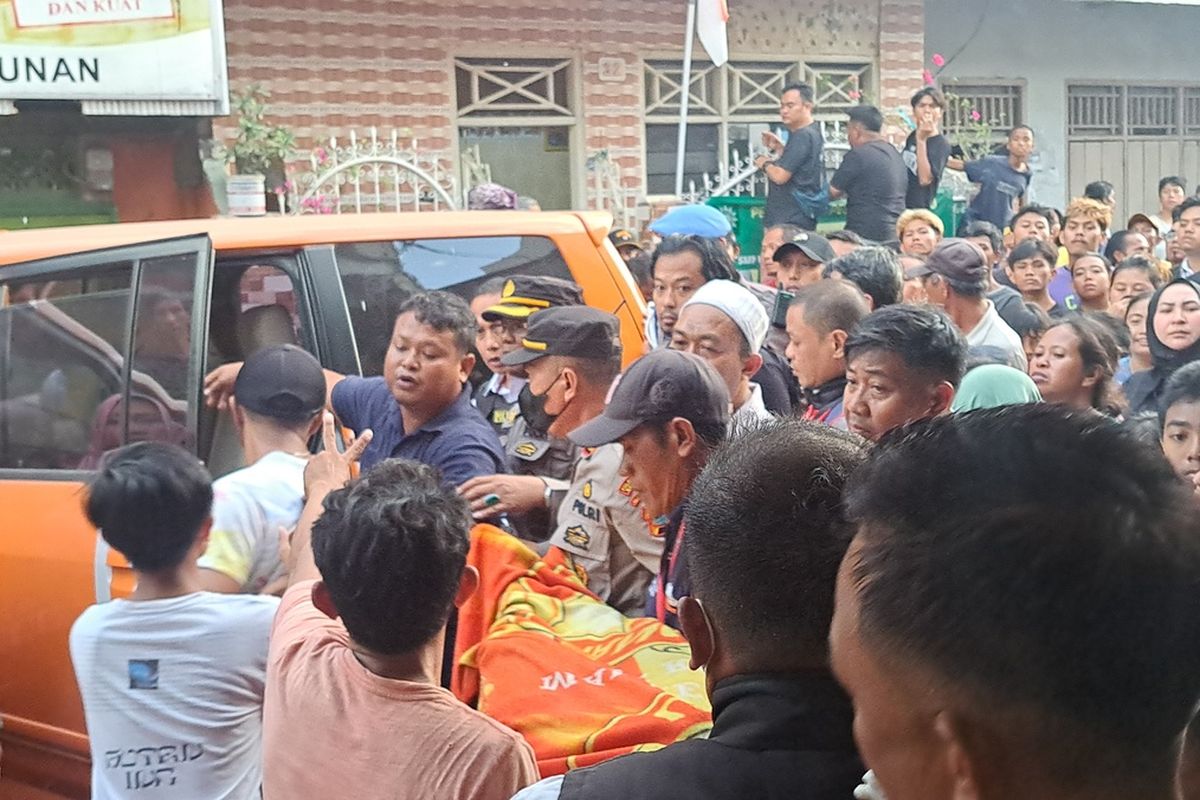 Jenazah Darmawan (47) Warga Jl Bunga Eja, Kelurahan Bunga Ejaya, Kecamatan Bontoala Makassar, Sulsel saat akan dimasukan ke mobil inafis untuk dibawa ke RS Bhayangkara Makassar, Rabu (23/8/2023) petang.