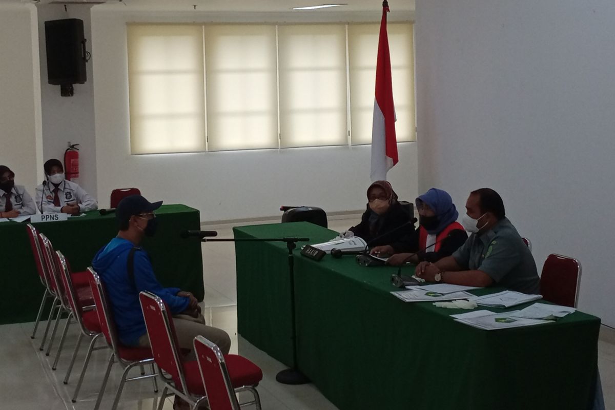 Terdakwa S selaku penyedia fasilitas reklame ajakan minum miras (minuman keras) dilakukan sidang tindak pidana ringan atau tipiring di Lantai 4, Mini Block Office Pemkot Malang pada Rabu (31/8/2022).