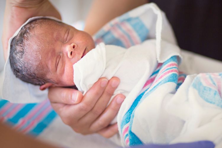 Bayi prematur biasanya tidak langsung dimandikan setelah lahir. Lantas, kapan bayi prematur boleh mandi?